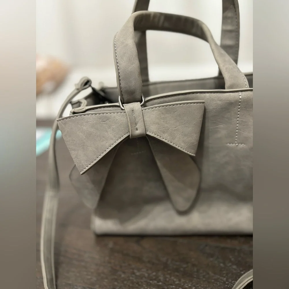 EUC Gray crossbody purse with bow - Picture 2 of 7